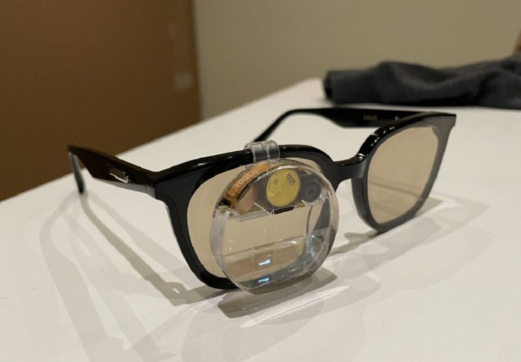 ChatGPT utilise des lunettes connectées pour vous aider à réussir un entretien d’embauche ou un rendez-vous amoureux.