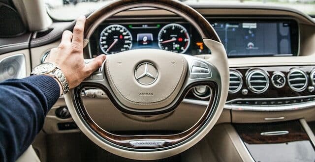 Mercedes-Benz : l’introduction de ChatGPT permet des commandes vocales avancées dans les véhicules.